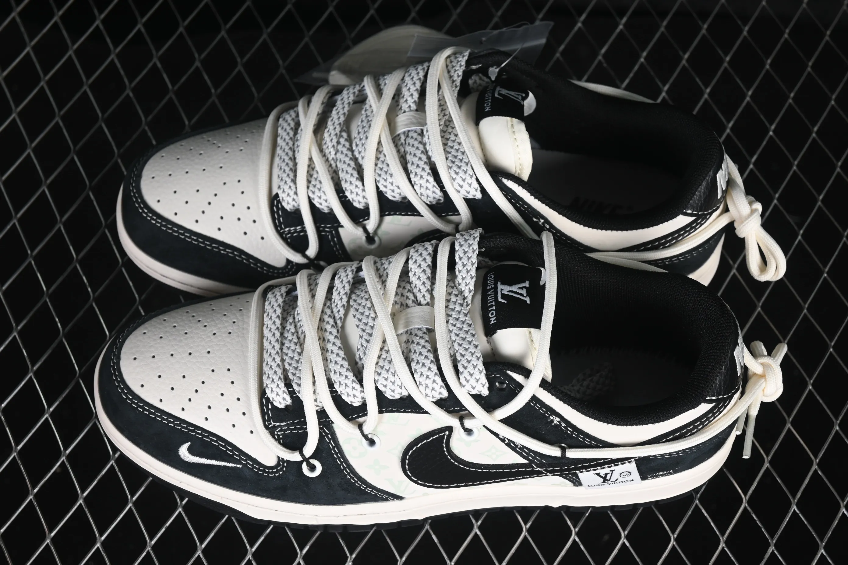 All categories Nk SB Dunk Series Nk SB Dunk Low High-end customized low-top sneakers Nike SB Dunk Low Matte black and white High-end customized low-top casual sneakers YX5066-396